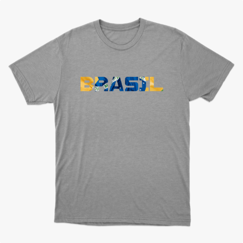 Camiseta com estampa frontal de "BRASIL" em letras preenchidas por elementos gráficos variados e estampa traseira discreta com a frase "AGTBB FBRKM 100".
