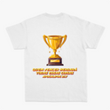Camiseta com estampa frontal de troféu dourado pequeno e estampa traseira de troféu maior com a frase "Quem vencer herdará todas essas coisas Apocalipse 21:7".
