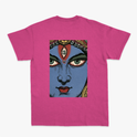 Camiseta com estampa frontal de letras estilizadas com efeito de estrela e estampa traseira de rosto detalhado em estilo ilustração com adornos.