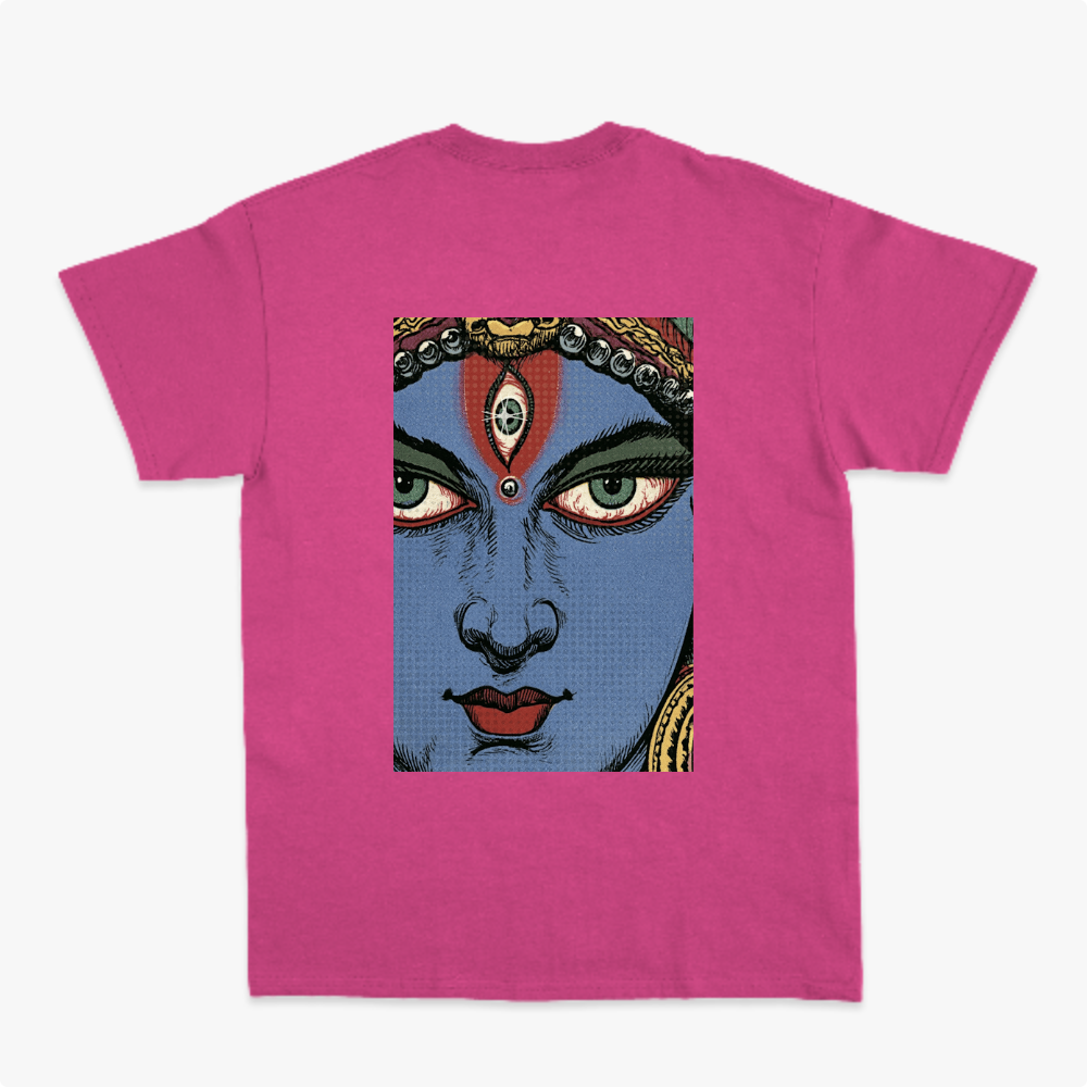 Camiseta com estampa frontal de letras estilizadas com efeito de estrela e estampa traseira de rosto detalhado em estilo ilustração com adornos.