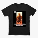 Camiseta com estampa frontal de personagem estilizado ao lado de texto impactante, apresentando uma cena potente emoldurada em um retângulo preto.