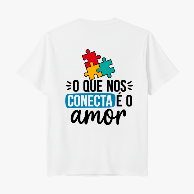 Camiseta com estampa frontal de "AUTISMO" acompanhado de mãos e frase "Ser diferente é normal" e estampa traseira de peças de quebra-cabeça com "O QUE NOS CONECTA É O amor".
