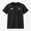 Camiseta com estampa frontal de logotipo geométrico e inscrição "COTE", e estampa traseira de símbolo central cercado por diversos emblemas circulares.
