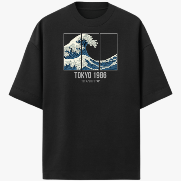 Camiseta com estampa frontal de onda estilizada em três painéis e texto centralizado "Tokyo 1986" seguido de "TITANIFF" em letras menores.