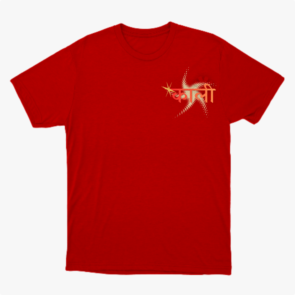 Camiseta com estampa frontal de letras estilizadas com efeito de estrela e estampa traseira de rosto detalhado em estilo ilustração com adornos.