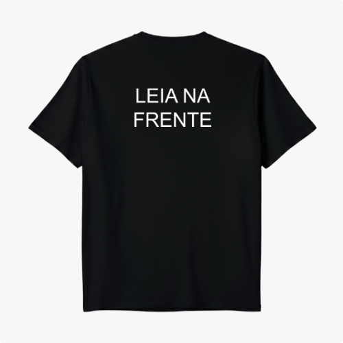 Camiseta com estampa frontal de "LEIA NAS COSTAS" e estampa traseira de "LEIA NA FRENTE", ambas em texto claro em letras maiúsculas.