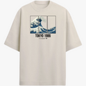 Camiseta com estampa frontal de onda estilizada em três painéis e texto centralizado "Tokyo 1986" seguido de "TITANIFF" em letras menores.