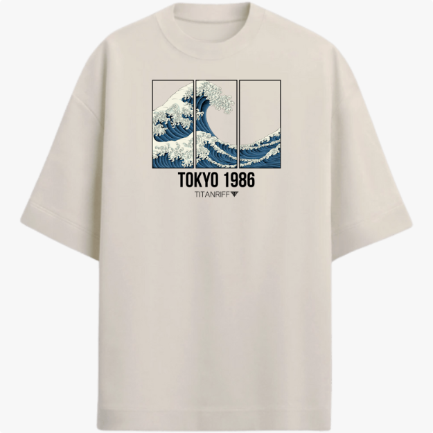 Camiseta com estampa frontal de onda estilizada em três painéis e texto centralizado "Tokyo 1986" seguido de "TITANIFF" em letras menores.