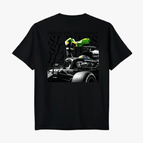 Camiseta com estampa frontal de número 44 no peito e estampa traseira de carro de corrida, piloto com bandeira e texto inspirador no topo.