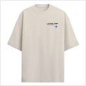 Camiseta com estampa frontal de texto estilizado ao lado de um símbolo estrelado e estampa traseira de logo similar ampliado com gráfico curvo dinâmico.