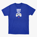 Camiseta com estampa frontal de gamepad com botões coloridos abaixo da frase "DEUS ESTÁ NO", acompanhada de referência textual "1 Coríntios 2:9".