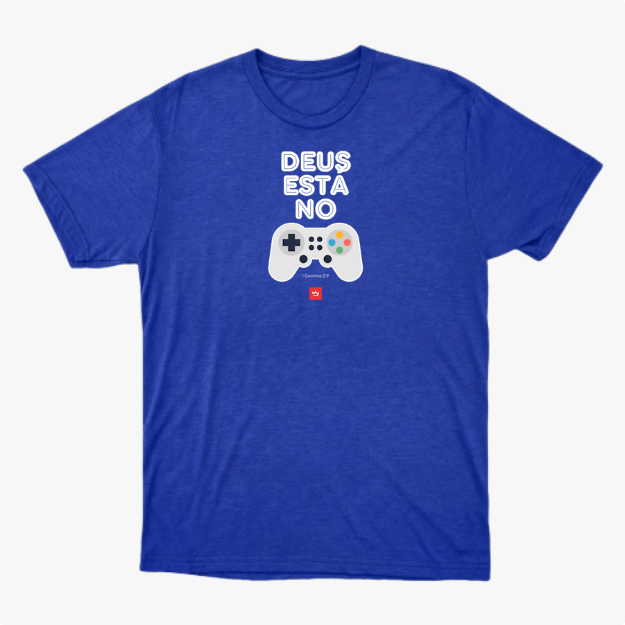 Camiseta com estampa frontal de gamepad com botões coloridos abaixo da frase "DEUS ESTÁ NO", acompanhada de referência textual "1 Coríntios 2:9".