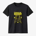 Camiseta com estampa frontal de uma silhueta de personagem em pose de luta, acompanhada da frase "É mais de 8000!!!" e elementos geométricos.