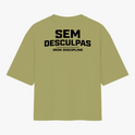 Camiseta com estampa frontal de "IRON DISCIPLINE" em estilo metálico e estampa traseira com "SEM DESCULPAS" em texto destacado acima de "IRON DISCIPLINE".