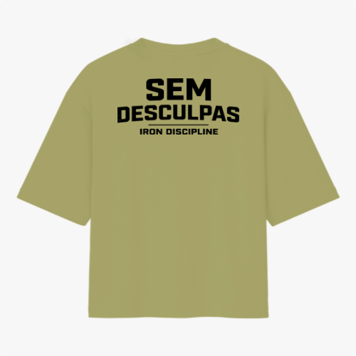 Camiseta com estampa frontal de "IRON DISCIPLINE" em estilo metálico e estampa traseira com "SEM DESCULPAS" em texto destacado acima de "IRON DISCIPLINE".
