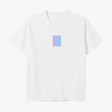 Camiseta com estampa frontal de retângulo gradiente e estampa traseira de lâmpada rodeada por explosão de cores vibrantes em fundo gradiente.