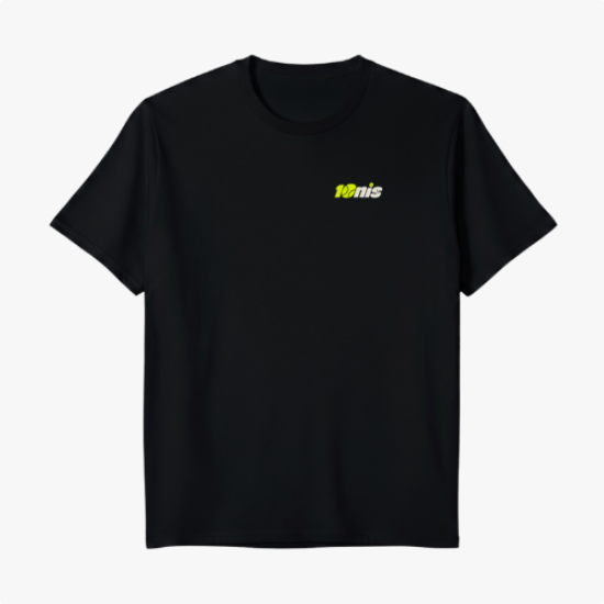 Camiseta com estampa frontal de texto estilizado "10nis" e estampa traseira de ilustração de duas pessoas jogando tênis com fala "Sque!" em quadrinho.