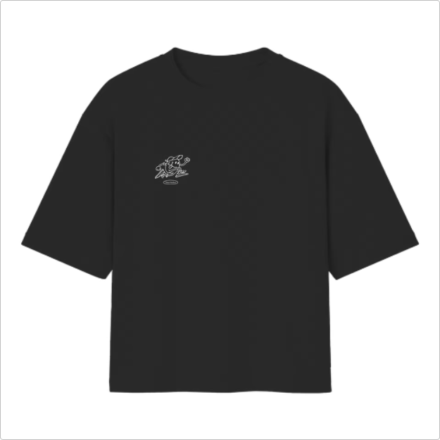 Camiseta com estampa frontal de personagem correndo e pequenos textos, e estampa traseira com "Anti-Running Running Club", personagem, datas e mais texto.