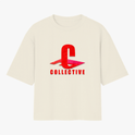 Camiseta com estampa frontal de uma letra "C" estilizada sobre um plano geométrico, acompanhada da palavra "COLLECTIVE" em destaque abaixo.