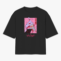 Camiseta com estampa frontal de um robô estilizado em traços de arte japonesa, detalhes futuristas e letras em estilo oriental ao redor.