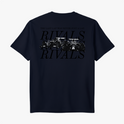 Camiseta com estampa frontal de texto "RIVALS" discreto e estampa traseira de carros de corrida sob texto "THE LAST LAP WAS NEVER JUST A LAP" e "RIVALS".