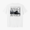 Camiseta com estampa frontal de texto "RIVALS" no lado esquerdo superior e estampa traseira de carro de corrida com sobreposição de texto "RIVALS".