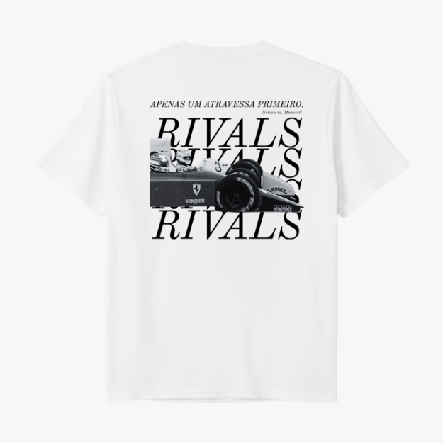 Camiseta com estampa frontal de texto "RIVALS" no lado esquerdo superior e estampa traseira de carro de corrida com sobreposição de texto "RIVALS".