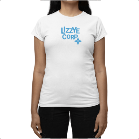 Camiseta com estampa frontal de texto estilizado "LIZZY CORP" acompanhado de um pequeno brilho e estampa traseira de uma cruz com detalhes pontilhados.