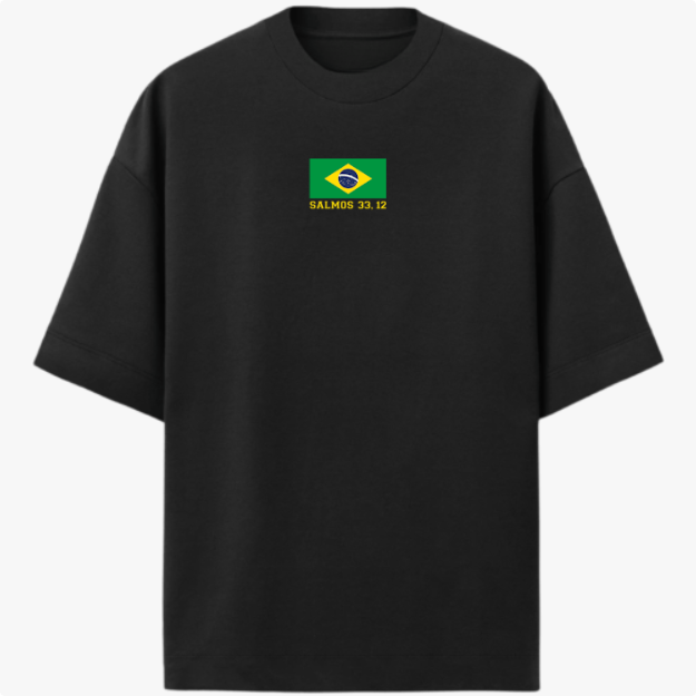 Camiseta com estampa frontal de bandeira estilizada com texto "SALMOS 33, 12" e estampa traseira com frase "FELIZ A NAÇÃO CUJO DEUS É O SENHOR".