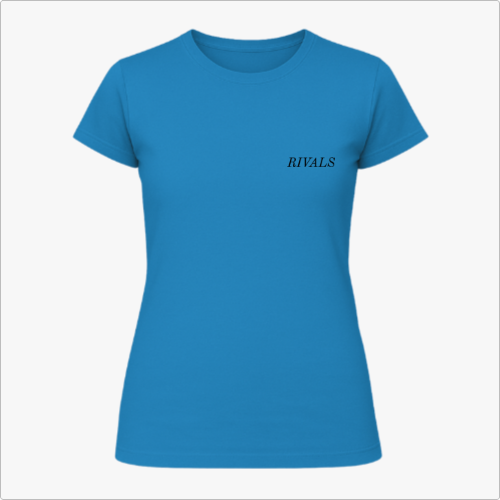 Camiseta com estampa frontal de texto minimalista "RIVALS" no lado esquerdo do peito e estampa traseira de carros de corrida com sobreposição de textos.