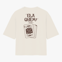 Camiseta com estampa frontal de símbolo tribal e estampa traseira com a frase "ELA QUEM?", imagem de cartas de baralho, incluindo um rei com símbolos.