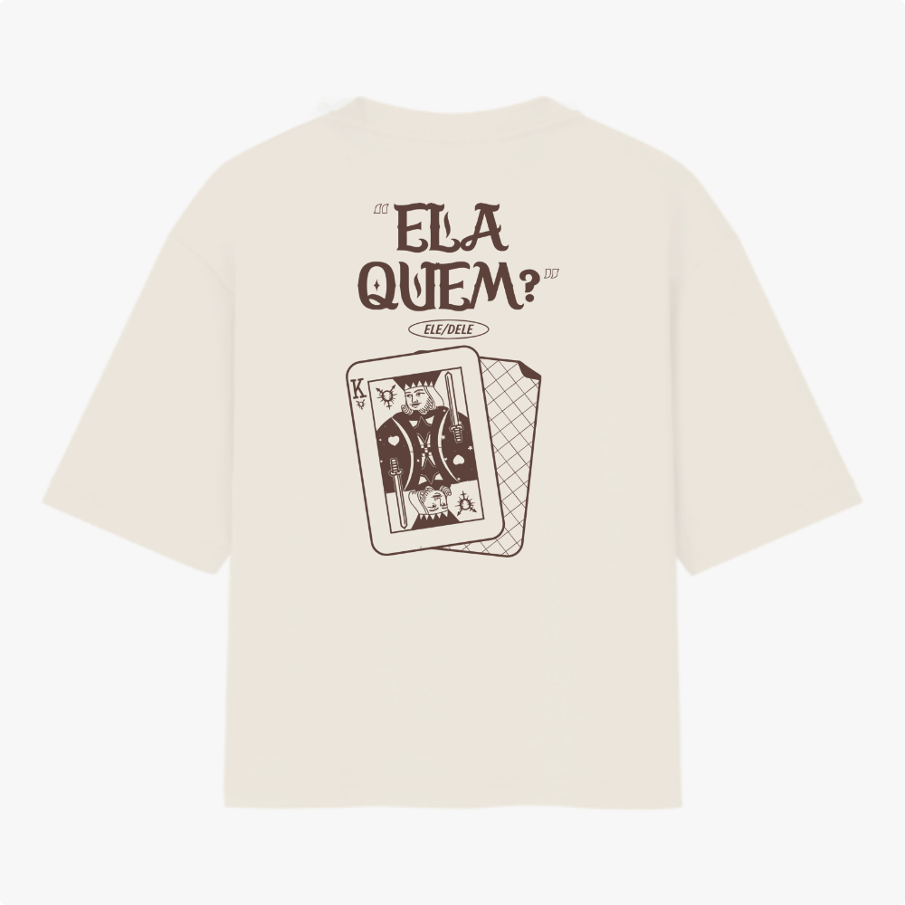 Camiseta com estampa frontal de símbolo tribal e estampa traseira com a frase "ELA QUEM?", imagem de cartas de baralho, incluindo um rei com símbolos.