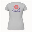 Camiseta com estampa frontal de logo estilizado com elemento circular e detalhes pontiagudos e estampa traseira de esfera central e orbitais entrelaçados.