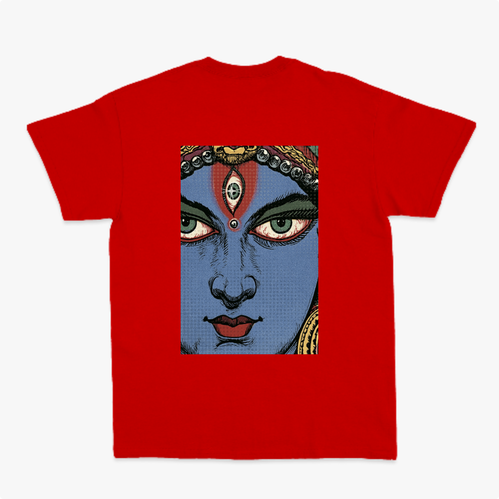 Camiseta com estampa frontal de letras estilizadas com efeito de estrela e estampa traseira de rosto detalhado em estilo ilustração com adornos.