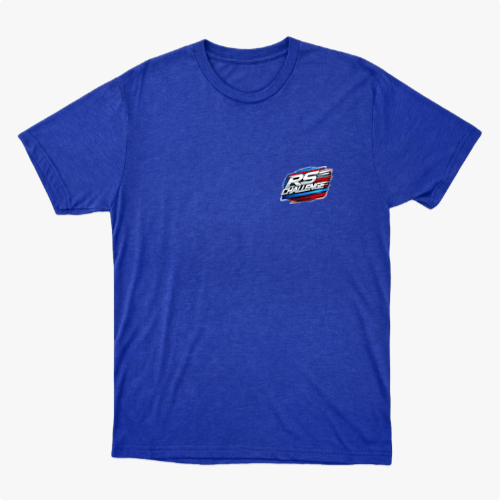 Camiseta com estampa frontal de "RS Challenge" estilizado e estampa traseira de "RS Challenge" maior com três carros em perspectiva detalhada.