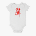 Body infantil com estampa frontal de uma cobra estilizada em formato circular e detalhes escorridos e estampa traseira de texto "No Mercy Club" gotejante.