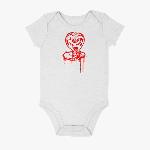 Body infantil com estampa frontal de uma cobra estilizada em formato circular e detalhes escorridos e estampa traseira de texto "No Mercy Club" gotejante.