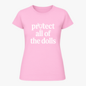 Camiseta com estampa frontal de texto "protect all of the dolls" envolvendo um símbolo central, e estampa traseira de logotipo circular escrito "TRANSMETICDOLL".