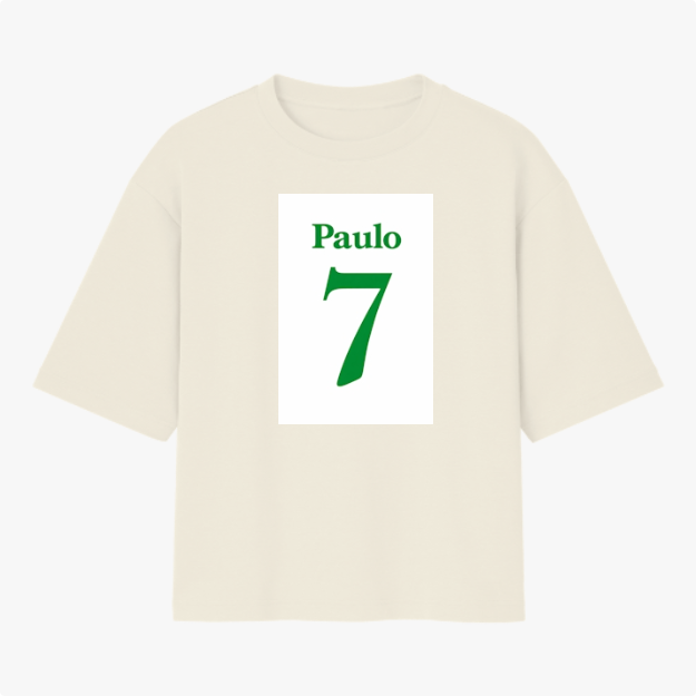 Camiseta com estampa frontal de nome "Paulo" acima do número "7", ambos em fonte estilizada, sugerindo uma temática esportiva ou personalizada.