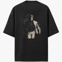 Camiseta com estampa frontal de rosto masculino em close com estilo gráfico e estampa traseira de homem em traje elegante emergindo de sombras e luz.