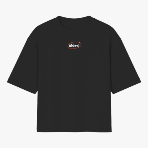 Camiseta com estampa frontal de logotipo oval com texto "eleve" e estampa traseira de ilustração com leões emoldurando uma pessoa e texto "ELE TE GUARDA".