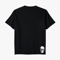 Camiseta com estampa frontal de lettering decorativo escrito "Priest Latino" e estampa traseira de uma caveira pequena no canto inferior.