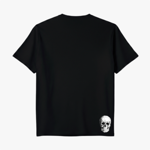 Camiseta com estampa frontal de lettering decorativo escrito "Priest Latino" e estampa traseira de uma caveira pequena no canto inferior.