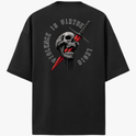 Camiseta com estampa frontal de "VIOLENCE IS VIRTUE LEGIO" em texto estilizado e estampa traseira de caveira atravessada por faca, texto ao redor.