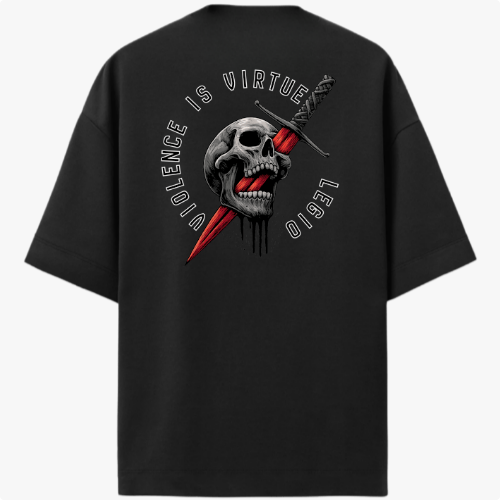 Camiseta com estampa frontal de "VIOLENCE IS VIRTUE LEGIO" em texto estilizado e estampa traseira de caveira atravessada por faca, texto ao redor.