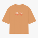 Camiseta com estampa frontal de texto estilizado em branco e vermelho, trazendo duas palavras sobrepostas com tipografias distintas e modernas.