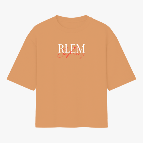 Camiseta com estampa frontal de texto estilizado em branco e vermelho, trazendo duas palavras sobrepostas com tipografias distintas e modernas.