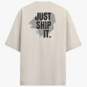 Camiseta com estampa frontal de texto "JUST SHIP IT." em letras maiúsculas e estampa traseira de mesma frase com detalhes em fundo irregular.