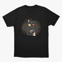 Camiseta com estampa frontal de um gato de expressão cansada segurando uma xícara de café e uma barra de chocolate, destacando-se sobre fundo rabiscado.