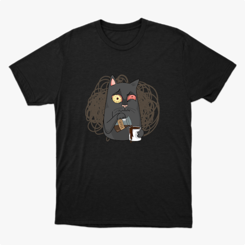 Camiseta com estampa frontal de um gato de expressão cansada segurando uma xícara de café e uma barra de chocolate, destacando-se sobre fundo rabiscado.